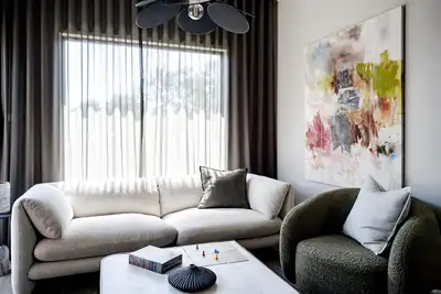 Image de Luxe Inner South Home – Designer Comfort & Outdoor Living Near Cafés + Sights