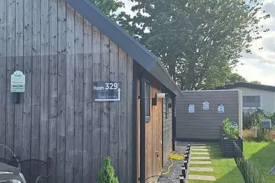 Image de Tinyhouse / chalet at the Rhederlaagse Meren vacation park in Nl-Lathum by the lake