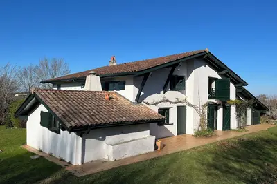 Image de Ferme basque rénovée avec piscine, dans un cadre idyllique