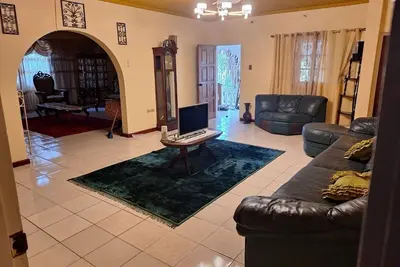 Charming 3-bedroom house in Kingston with Ac, WiFi. Enjoy your stay