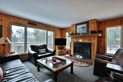 Image de Lakefront Cabin with Dock, Kayaks, and Stunning Views on Quiet Teal Lake