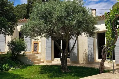 Image de Villa Candau dans un jardin arboré avec piscine, à 5min d'Avignon!
