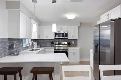 Image de Renovated 3-bedroom bungalow close to downtown Dunedin and Beaches