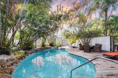 Image de Luxurious 4br 3ba Retreat in Coconut Grove w/ Pool, Parking, Covered Patio\n