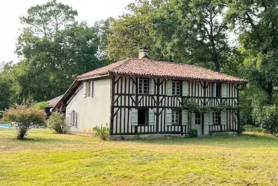 Image de Maison landaise traditionnelle sur airial