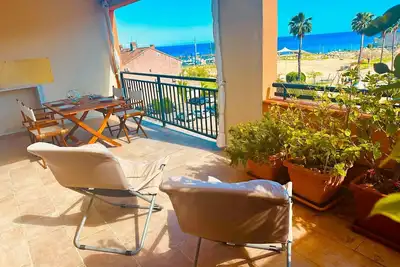 Image de Joli appartement T2 en résidence avec piscine et vue mer. Parking gratuit.