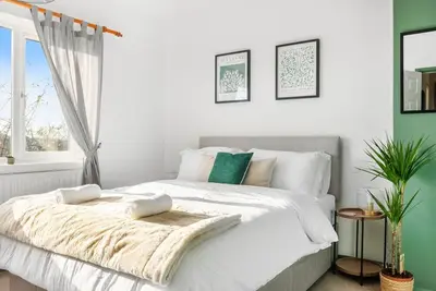 The Quorn House - 3 bed home - sleeps 5 - high quality, spacious and convenient.