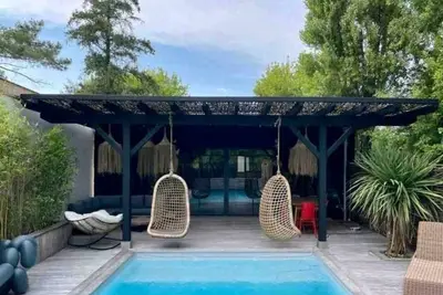 Image de Le Patio bleu villa avec piscine chauffée en plein cœur du centre, à Arès