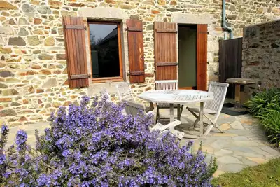 Image de A 10 min. à pied de la plage et des commerces. Petite maison de charme rénovée!