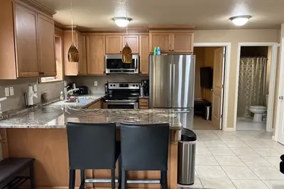 Image de Upscale 1/1 apt close to Fred Meyers, Max tram and 305 exit