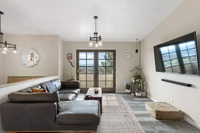 Image de Contemporary, elevated, open-concept chateau with 4-bedrooms - Sedona Views