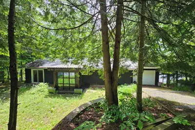 Image de Lake of Bays Getaway -Waterfront Cottage with Scenic Rooftop Boathouse