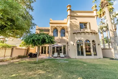 Image de Luxurious 4br + Maids Room Villa in Canal Cove, Palm Jumeirah by Deluxe Holiday Homes