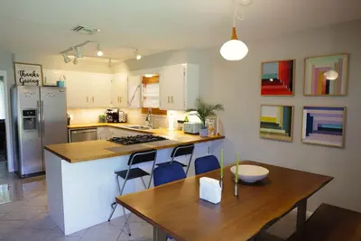 Image de Spacious Mid-Century Modern 3br 2bt