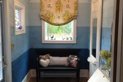 Image de Charming 2-bedroom, cozy cottage in the quaint village of Madison, Ct