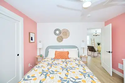 Image de Scott McGillvary's Beachside Abode across from Stunning Bay Beach. New Hot Tub!