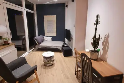 Image de appartement 2 chambres et jardin privé tout équipé, quartier touristique et parc