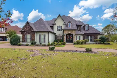 Image de Luxury 6 Br's/ 5. 5 Ba with a Pool, 3-car Garage, Fiber Wifi, & Fully Furnished