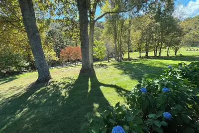 Image de Enjoy our picturesque acres and expansive front lawn and beautiful lodge.
