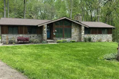 Image de Relax in the woods with your own private pool - 4 Br house that sleeps up to 12.