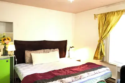 Image de Charming bed & breakfast in delightful Renton King Size Bed Room with WiFi
