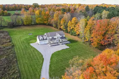Image de cottage style home with the immunities near to city and nature