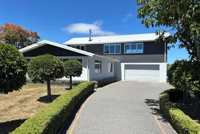 Image de Central, Quiet, Location With Stunning Lake And Mountain Views.