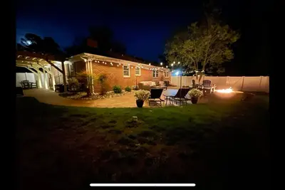 Image de Spacious newly renovated home on Riverside Drive with Gameroom & Fire Pit