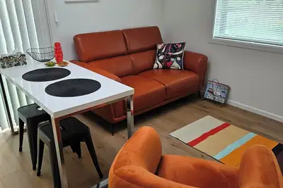 Stylish light filled apartment in quiet street. 15 min to the Mount beaches!
