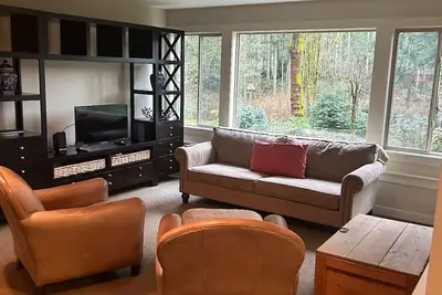 Image de Spacious 2-Bedroom Basement Suite, fully furnished.