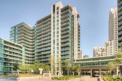 Image de \nLuxury Condo with Cn tower views, Indoor Pool, Free Parking, accomodates 4