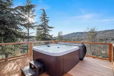 Image de Hot Tub! Fire Pit! Kid Friendly! 2 Bed: 1. 5 Bath