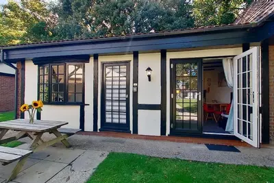 Image de A comfortable holiday bungalow which is located within the grounds of Tolroy Manor