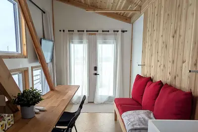 Image de New Cozy Tiny House Retreat in Tranquility - 1 hour north of Toronto