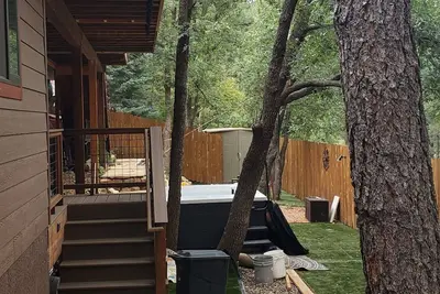 Image de Paradise in the Pines - Cozy Retreat in the Heart of Town