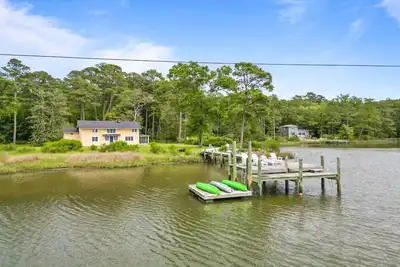 Image de 1899 Old Log Cabin School House w/10 acres on the Chesapeake Bay with Beach