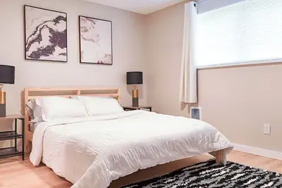 Image de A cozy and peaceful centrally Located Triplex 2bd, 1. 5 Ba