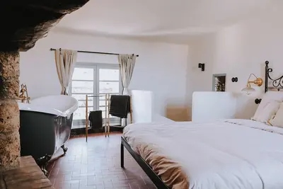 Image de Maison historique unique, milieu du village, baignoire terrasse. 4 pers+animaux