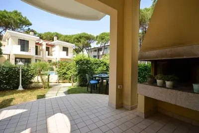 Image de Appartement de vacances neuf avec jardin privé et piscine