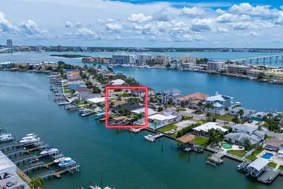 Image de Amazing home steps from the beach. Dock and Pool Table