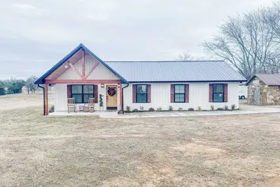 Image de Horton Lodge\n\nCharming new 3-bedroom 2 bath lodge with WiFi in serene Stigler