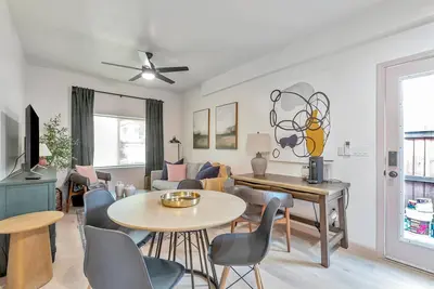 Image de Cozy Broadstone guesthouse located near shops & trails with Ac, WiFi