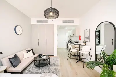 Modern Studio Stay in Jvc - Sleeps 3!