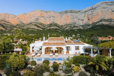 Image de Luxury villa with unobstructed views of nature, at the bottom of the Montgo with illuminated pool.