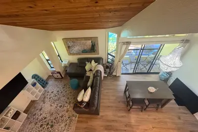 Image de Charming 3-bedroom townhome steps from downtown Stuart restaurants and shopping.