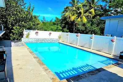 Image de A Splash of Oasis near beautiful beaches & bars