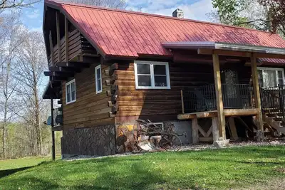 Image de Simple log cabin ready for boats, horses, and you!