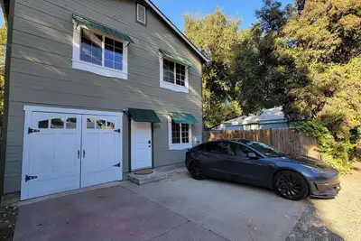Image de Nice 1200 square foot house with private yard in enchanting downtown Chico