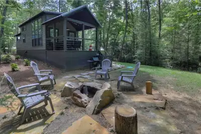Image de Nesthaven: A cozy boho-chic tiny home with a deck, fire pit, & nearby waterfall