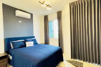 Luxurious, Smart 2-bedroom apartment with Ac, WiFi, Laundry in Heart of Kingston